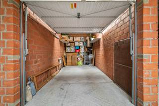 Bent u op zoek naar een veilige en praktische parkeer- of opslagmogelijkheid in Oostende? Ontdek dan deze afgesloten garage, gelegen in het garagecomplex Tennis Garden. De garage bevindt zich op het gelijkvloers, waardoor ze bijzonder vlot en gemakkelijk toegankelijk is. Ideaal voor het veilig stallen van uw wagen, fietsen of als extra bergruimte. Deze garage biedt een interessante opportuniteit voor zowel eigen gebruik als investering. Interesse? Contacteer ons vandaag nog voor meer informatie of een bezoek ter plaatse.