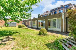 Investeerders opgelet! BUITENKANS <br />Zeer goed onderhouden VERGUND opbrengsteigendom van 6 verhuurde studentenkamers met leuk rendement gelegen op een perceel van 844m². Omdat het centrum van de studentenstad Maastricht op slechts 3,5 km rijden ligt, is de vraag naar deze studentenkamers bijzonder hoog en komt leegstand vrijwel niet voor. Alle studentenkamers hebben een airco die kan koelen en verwarmen.<br /><br />Dit eigendom in Riemst ligt in een rustige, landelijke omgeving met een vlotte verbinding naar zowel Tongeren als Maastricht. De buurt wordt gekenmerkt door open velden, charmante woningen en een gemoedelijke dorpssfeer. Op korte afstand bevinden zich winkels, scholen en andere basisvoorzieningen. Dankzij de nabijheid van de N79 is er een goede bereikbaarheid met de wagen. De regio is geliefd bij wandelaars en fietsers door het omliggende groene landschap en de nabijheid van het Jekerdal.<br /><br />Bezichtig deze woning ook digitaal en 'loop' zelf door de woning. Kijk daarvoor op onze website of via:<br />my.matterport.com/show/?m=Coc8S5yh3Wx <br /><br />INDELING<br /><br />Gelijkvloers:<br /><br />- Het gebouw werd in 2022 opnieuw gevoegd, er werden automatische lichtsensors aangebracht bij iedere deur;<br />- Alle kamers werden voorzien van internet en TV aansluiting;<br />- Aparte tellers voor stroom en stookolie, water is gemeenschappelijk.<br /><br />Studentenkamer 1 (1 slaapplek) - VERHUURD AAN 550 EUR/MAAND:<br /><br />- PVC ramen (dubbel glas) met airconditioning (Maxicool AC);<br />- RVS spoelbak met Klarnstein 2-pit inductievuur en Synnlux frigo;<br />- Toilet (Creovit), Lavabo met spiegel en lichtpunt, douche met natuurlijke ventilatie en thermostatische kraan, elektrische boiler (Van Marcke);<br />- Voorzien van internet+ TV aansluiting, volledig betegelde vloer.<br /><br />Studentenkamer 2 (1 slaapplek) - VERHUURD AAN 550 EUR/MAAND:<br /><br />- ALU ramen met verluchtingsrooster (dubbel glas) met airconditioning (Maxicool AC);<br />- RVS spoelbak met Klarnstein 2-pit inductievuur en Atlas frigo;<br />- Toilet (Creovit), Lavabo met spiegel en lichtpunt, douche met natuurlijke ventilatie en thermostatische kraan, elektrische boiler (Van Marcke);<br />- Voorzien van internet+ TV aansluiting, volledig betegelde vloer.<br /><br />Studentenkamer 3 (1 slaapplek) - VERHUURD AAN 550 EUR/MAAND:<br /><br />- ALU ramen met verluchtingsrooster (dubbel glas) met airconditioning (Maxicool AC);<br />- RVS spoelbak met Klarnstein 2-pit inductievuur en Synnlux frigo;<br />- Toilet (Villeroy & Bosch), Lavabo met spiegel en lichtpunt, douche met natuurlijke ventilatie en thermostatische kraan, elektrische boiler (SITAM);<br />- Voorzien van internet+ TV aansluiting, volledig betegelde vloer.<br /><br />Studentenkamer 4 (1 slaapplek) - VERHUURD AAN 600 EUR/MAAND:<br /><br />- ALU ramen met verluchtingsrooster (dubbel glas) met airconditioning (Maxicool AC);<br />- RVS spoelbak met Klarnstein 2-pit inductievuur en Synnlux frigo;<br />- Toilet (Creovit), Lavabo met spiegel en lichtpunt, douche met natuurlijke ventilatie en thermostatische kraan, elektrische boiler (SGB);<br />- Voorzien van internet+ TV aansluiting, volledig betegelde vloer.<br /><br />Studentenkamer 5 (1 slaapplek) - VERHUURD AAN 550 EUR/MAAND:<br /><br />- ALU ramen met verluchtingsrooster (dubbel glas) met airconditioning (Maxicool AC);<br />- RVS spoelbak met Klarnstein 2-pit inductievuur en Siemens frigo;<br />- Toilet (Creovit), Lavabo met spiegel en lichtpunt, douche met natuurlijke ventilatie en thermostatische kraan, elektrische boiler (Finsemail);<br />- Voorzien van internet+ TV aansluiting, volledig betegelde vloer.<br /><br />Studentenkamer 6 (1 slaapplek) - VERHUURD AAN 550 EUR/MAAND:<br /><br />- ALU ramen met verluchtingsrooster (dubbel glas) met airconditioning (Maxicool AC);<br />- RVS spoelbak met Klarnstein 2-pit inductievuur en Synnlux frigo;<br />- Toilet, Lavabo met spiegel en lichtpunt, douche met natuurlijke ventilatie en thermostatische kraan, elektrische boiler (Van Marcke);<br />- Voorzien van internet+ TV aansluiting, volledig betegelde vloer.<br /><br />Gemeenschappelijke ruimte(s):<br /><br />- CV ketel (Rapido 1993) met vernieuwd brander (2024) en stookolietank van 3500 liter;<br />- Beko Ecogentle Wasdroger, AEG 6000 series Exclusive wasmachine;<br />- PVC raam (dubbel glas) met ventilatieroosters.<br /><br />Tuin:<br /><br />- Zuidoost georiënteerde tuin <br /><br />Energieprestatie en binnenklimaat (EPB-EPC)<br />Certificaten beschikbaar: Ja<br /><br />Kamer 1:<br />EPC certificaatnummer: 20230110-0002776631-RES-1<br />Berekende energiescore : (kWh/m²): 330 kWh/(m² jaar) - D label<br />Het certificaat is geldig tot en met: 10-01-2033<br /><br />Kamer 2:<br />EPC certificaatnummer: 20230110-0002776640-RES-1<br />Berekende energiescore : (kWh/m²): 330 kWh/(m² jaar) - D label<br />Het certificaat is geldig tot en met: 10-01-2033<br /><br />Kamer 3:<br />EPC certificaatnummer: 20230110-0002776641-RES-1<br />Berekende energiescore : (kWh/m²): 330 kWh/(m² jaar) - D label<br />Het certificaat is geldig tot en met: 10-01-2033<br /><br />Kamer 4:<br />EPC certificaatnummer: 20230110-0002776642-RES-1<br />Berekende energiescore : (kWh/m²): 330 kWh/(m² jaar) - D label <br />Het certificaat is geldig tot en met: 10-01-2033<br /><br />Kamer 5:<br />EPC certificaatnummer: 20230110-0002776644-RES-1<br />Berekende energiescore : (kWh/m²): 330 kWh/(m² jaar) - D label <br />Het certificaat is geldig tot en met: 10-01-2033<br /><br />Kamer 6:<br />EPC certificaatnummer: 20250513-0003600039-RES-1<br />Berekende energiescore : (kWh/m²): 341 kWh/(m² jaar) - D label<br />Het certificaat is geldig tot en met: 10-01-2033<br /><br />Electrische installatie: Ja - alle studentenkamers conform!<br /><br />Informatie stedenbouwkundige voorschriften:<br />Stedenbouwkundige vergunning: in aanvraag<br />Meest recente bestemming: in aanvraag<br />Dagvaarding uitgebracht: neen<br />VOORKOOPRECHT OP DIT GOED: neen<br />VERKAVELINGSVERGUNNING: niet van toepassing<br />WATERGEVOELIG OPENRUIMTEGEBIED: neen<br /><br />Overstromingsgevoelige gebieden: <br />Perceelscore of P-score : A<br />Gebouwenscore of G-score: A<br />Ligging in Signaalgebied: neen<br />Ligging in afgebakende oeverzone of afgebakend overstromingsgebied: neen<br /><br />A:geen overstroming gemodelleerd B: kleine kans op overstromingen onder klimaatverandering C: kleine kans op overstromingen D: middelgrote kans op overstromingen<br /><br />Beschermd erfgoed<br />GEINVENTARISEERD ERFGOED: neen<br />BESCHERMD ONROEREND ERFGOED: neen