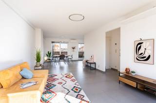 Lichtrijk duplex penthouse met uitzonderlijk terras<br /><br />Locatie<br />Op een gegeerde locatie op 'den Dam' bevindt zich dit exclusieve duplexpenthouse op wandelafstand van het Eilandje en Park Spoor Noord, de groene long aan de rand van de Stad. Ook winkels, restaurants, openbaar vervoer en belangrijke invalswegen zijn vlot bereikbaar. De Mobiscore van 9,5/10 is dan ook het logische gevolg.<br /><br />Beschrijving<br />Het duplex penthouse maakt deel uit van een verzorgd gebouw en is bereikbaar met de lift. Dankzij de hoge ligging geniet u van veel privacy, een uitstekende lichtinval en indrukwekkende vergezichten over Antwerpen. De benedenverdieping van de duplex omvat een royale leefruimte met grote raampartijen aan meerdere zijden. Hierdoor baadt het interieur de hele dag in het natuurlijke licht. De woonkamer sluit naadloos aan op de eetplaats en de ruime, uitgeruste keuken. Deze werd kwalitatief afgewerkt en beschikt over diverse ingebouwde toestellen. Rondom de leefruimtes strekt zich een uitzonderlijk driezijdig terras uit. De verschillende oriëntaties zorgen ervoor dat u op meerdere momenten van de dag van de zon kunt genieten, steeds met een weids uitzicht over de stad. Op de bovenverdieping bevinden zich twee slaapkamers met veel lichtinval en praktische maatkasten. De eigentijdse badkamer is ingericht met een inloopdouche. Zowel op de onderste als op de bovenste verdieping is bovendien een afzonderlijk toilet aanwezig. Bewoonbare opp. volgens EPC: 118m².<br /><br />Bijzonderheden<br />- Energiezuinig<br />- Conforme elektrische keuring<br />- Maandelijkse lasten werkkapitaal: 240 euro (incl.: professionele syndicus, blokpolis, poetsdienst gemeenschappelijke delen, elektriciteit gemeenschappelijke delen en onderhoud van de lift)<br />- Aparte meters voor water, gas en elektriciteit<br />- Ondergrondse garagebox en kelderberging optioneel aan te kopen<br /><br />Verplichte vermeldingen<br />EPC: 119 kWh/m²<br />P-score: D<br />G-score: D<br />Stedenbouwkundige inlichtingen: Vg, Wg, Vkr, Gmo, Gvv