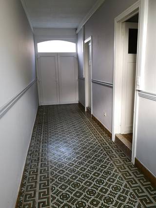 Woning gelegen in het centrum van Wevelgem bestaande uit: ruime inkom, living, keuken, kelder, badkamer, zuid-gericht terras met...