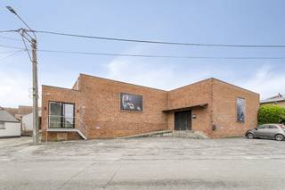 Ontdek dit veelzijdige magazijn gelegen in het rustige maar strategisch gelegen Otegem. Met een totale oppervlakte van ongeveer 500 m²,...