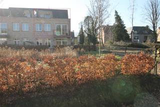 I<strong>INDELING</strong><br /><br /><strong>1STE VERDIEPING</strong><br /><span>Inkomhal met trap naar tweede verdieping, berging/wasplaats met plaats voor wasmachine, droogkast, brander van de C.V. en van de warmwaterbereiding, toiletruimte met handwastafeltje, woonkamer, open keuken met aanbouwkeuken met dubbele spoelbak, keramische kookplaat, afzuigkap, vaatwasmachine, combi-microgolfoven en koelkast, terras achteraan.<br /></span><br /><span><strong>2DE VERDIEPING</strong> </span><br /><span>Overloop, badkamer met badkamermeubel en 2 wastafels, ligbad en douchecel, 2 slaapkamers en ruim terras achteraan. </span><br /><br /><span><strong>KELDERVERDIEPING</strong><br />Autostaanplaats en gem. fietsenberging. </span><br /><br /><span>Geen gem. huurlasten</span>