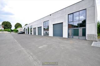 <strong>Te huur, ruim, industrieel magazijn gelegen te Ronse</strong><br /><br />Dit <strong>MAGAZIJN </strong>biedt<strong> UITSTEKENDE OPSLAGMOGELIJKHEDEN</strong> en is <strong>STRATEGISCH GELEGEN</strong> nabij het centrum van Ronse, N60, Brakel, Zottegem, etc. Dankzij de <strong>HOGE POORT</strong> is het pand uitermate geschikt voor bedrijven die nood hebben aan ruime en toegankelijke opslagfaciliteiten.<br /><br />Voor het gebouw is er een grote oprijlaan, wat de logistieke toegankelijkheid vergroot. Het magazijn kan direct operationeel ingezet worden. Kortom een ideale locatie voor uw bedrijfsactiviteiten.<br /><br />Het magazijn omvat een ruime opslagruimtes met een totale oppervlakte van <u><strong>252m</strong></u>², waardoor het uitermate geschikt is voor diverse opslagbehoeften. <br /><br /><strong>Adres:</strong> Viermaartlaan 4 unit 4 - 9600 Ronse<br /><u><strong>Beschikbaar vanaf 1 december 2026 -> Mogelijkheid om VROEGER TE HUREN!</strong></u><br />Huurprijs: € 1100/maand
