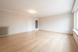 Dit lichtrijke woonappartement met twee ruime slaapkamers is gelegen op de eerste verdieping van een kleinschalige, centraal gelegen residentie.<br /><br />Bij binnenkomst word je verwelkomd in een ruime inkomhal met ingebouwde kasten. De leefruimte is royaal en geniet van veel natuurlijk licht dankzij de PVC-ramen, die uitkijken op de vernieuwde markt. De aparte, ingerichte keuken biedt voldoende ruimte en mogelijkheden.<br /><br />Beide slaapkamers zijn ruim en bieden tal van inrichtingsmogelijkheden. Daarnaast beschikt het appartement over een handige berging waar de gasverwarmingsketel is geïnstalleerd. De verzorgde badkamer is uitgerust met een ligbad, een lavabomeubel met lavabo en een toilet. Voor de wasmachine is een aparte aansluitingsmogelijkheid voorzien.<br /><br />Voor het gebouw is een privéstandplaats voor één wagen beschikbaar. De gevel werd volledig geschilderd. Bovendien zijn de syndickosten beperkt.<br /><br />Heeft u interesse in dit prachtige appartement en wilt u graag een vrijblijvend bezoek plannen?<br />Neem gerust contact op met één van onze makelaars:<br />050/53.01.07<br />✉️ Eveline@immoholiday.be<br />✉️ Tiemen@immoholiday.be<br />