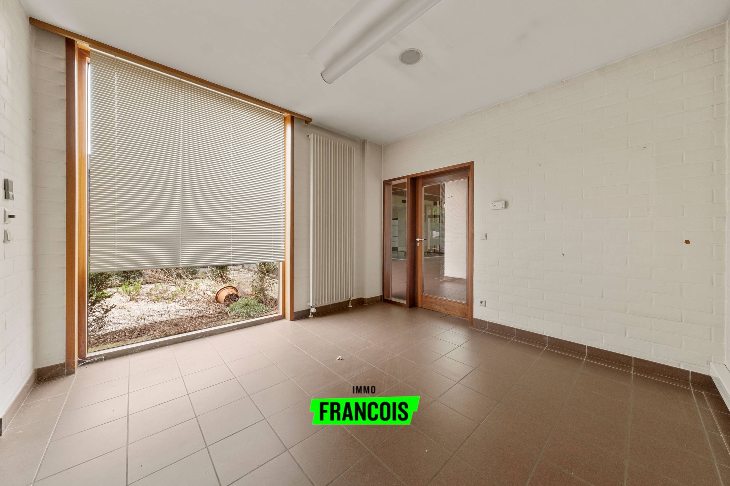 Opbrengsteigendom met handelsruimte en twee appartement op toplocatie te Beernem - foto 5