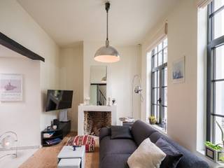 Karaktervolle en authentieke stadswoning in het historisch centrum van Gent.<br /><br />Rustig en centraal gelegen tussen het Baudelopark en de Vrijdagmarkt bevindt deze woning zich in een uitzonderlijk rustig deel van de stad, in de directe nabijheid van alle belangrijke winkelstraten, hogescholen, universiteiten en het openbaar vervoer.<br /><br />Achter de authentieke gevel schuilt een woning waar karakter en hedendaags comfort elkaar ontmoeten. De recente renovaties van 2021 zorgen voor een mooi evenwicht tussen originele elementen en een eigentijdse afwerking.<br /><br />De woning beschikt over twee slaapkamers en een ruime badkamer. Met een bewoonbare oppervlakte van 99 m² is dit de ideale plek voor koppels, studerende kinderen of voor wie op zoek is naar een discrete woning midden in de stad.<br /><br />Inkomhal met gastentoilet, woonkamer en eetplaats met dakraam, die naadloos overgaat in de keuken. Verder is er een kelder voorzien als extra opbergruimte. Op de eerste verdieping vindt u de eerste slaapkamer en een badkamer met tweede toilet, douche/bad en wastafel.<br /><br />Op de tweede verdieping bevindt zich een polyvalente kamer die kan dienen als slaapkamer, bureau of hobbykamer, of een combinatie van de drie. Extra maatwerkkasten zijn hier eveneens reeds voorzien.<br /><br />Hoge plafonds, slimme maatwerkoplossingen en een doordachte indeling zorgen voor een optimaal gebruik van elke vierkante meter. Ondanks het compacte karakter straalt de woning een uniek gevoel van ruimte en charme uit.<br /><br />Originele houten structuren, de open haard en zorgvuldig bewaarde details geven de woning haar authentieke uitstraling.<br /><br />Een ideale uitvalsbasis voor wie karaktervol wil wonen op een van de meest rustige en centrale locaties van Gent.