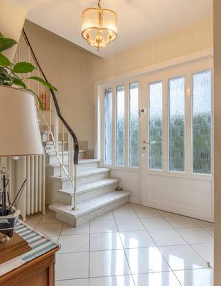 <strong>Ruime ééngezinswoning met 3 slaapkamers te Groot-Bijgaarden (Dilbeek) </strong><br /><br />Deze zeer solide en uitstekend onderhouden halfopen bebouwing combineert ruimte, comfort en een praktische indeling op een gunstige ligging nabij belangrijke invalswegen.<br /><br />Via de inkomhal met afzonderlijk toilet en vestiaire betreedt u de aangename leefruimte, voorzien van driedubbele beglazing, wat zorgt voor extra comfort en energiezuinigheid. De ingerichte keuken sluit mooi aan op de lichtrijke eetkamer, die directe toegang biedt tot de veranda, een fijne extra leefruimte met zicht op de onderhoudsvriendelijke tuin.<br /><br />Op de eerste verdieping bevindt zich de ruime master bedroom met aansluitende dressing of bureauruimte, aangevuld met twee bijkomende slaapkamers en een badkamer met douche in bad, dubbele wastafel en toilet. <br /><br />De zolder is bereikbaar via een uittrekbare trap en biedt nog tal van mogelijkheden. Deze ruimte kan perfect worden ingericht als extra slaapkamer, tweede badkamer, hobbykamer of bureau.<br /><br />De woning beschikt bovendien over een ondergrondse garage, verschillende opslagruimtes en een praktische wasplaats met extra douche. <br /><br />Gelegen op een centrale locatie met alle voorzieningen binnen handbereik (station Dilbeek en Groot-Bijgaarden, openbaar vervoer, winkels etc.) en een uitstekende bereikbaarheid richting Brussel.<br /><br />Kortom, een degelijke en verzorgde woning met veel potentieel, comfortabele ruimtes en een uitstekende bereikbaarheid.<br /><br />EPC 249 kWh/(m²jaar) - label C<br />Elektriciteit niet conform