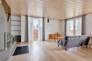 Deze unieke woning is gelegen in de straat Gooreind in Geel. Dankzij de vlotte bereikbaarheid, de nabijheid van scholen en winkels, en de ligging in een doodlopende straat zonder doorgaand verkeer, vormt dit de ideale thuis. Bovendien is er een goede verbinding met de omliggende steden en gemeenten.<br /><br />Beschrijving:<br />Via de inkomhal betreden we de woning. Hier bevinden zich een apart gastentoilet en de toegang tot de ruime woonkamer met gezellige zithoek. Zowel de houtkachel als de stijlvolle eiken parketvloer zorgen voor een warme en aangename sfeer. De erker creëert, samen met de grote raampartijen en de vide naar de bovenverdieping, een open en lichtrijk gevoel.<br /><br />Aansluitend vinden we de eetruimte en de goed uitgeruste open keuken, die uitkijkt op de zuidwest gerichte tuin. Via de keuken bereiken we de praktische bijkeuken, voorzien van ingemaakte kasten en de nodige aansluitingen voor een vaatwasser, wasmachine en droogkast.<br /><br />Verder beschikt het gelijkvloers over een ruime kelder, een slaapkamer met aangrenzend een badkamer die is uitgerust met een ligbad en een dubbele wastafel. De inpandige garage is voorzien van een elektrische poort.<br /><br />De ruime nachthal op de verdieping beschikt over een bureauruimte met open zicht op de benedenverdieping en de groene tuin. Daarnaast bevinden zich hier nog twee volwaardige slaapkamers waaronder een master bedroom met ingemaakte kasten, een extra kinderkamer, een apart toilet en een badkamer met ligbad, dubbele wastafel en inloopdouche met regendouche.<br /><br />Buitenruimte:<br />Het ruime perceel biedt tal van troeven en veel privacy. Dankzij de zuidwest gerichte oriëntatie kan men op elk moment van de dag genieten van de tuin, die bovendien is uitgerust met een handige tuinberging en een ruime carport.<br /><br />Extra:<br />- Gunstig EPC-label: C<br />- Laadpaal aanwezig<br />- Conforme elektriciteit<br /><br />Voor meer info of een bezoek contacteer ons via info@vastengoed.be of via 014/72 73 74.<br /><br />Wenst u een gratis schatting van uw eigendom? Contacteer ons via 014/72 73 74.