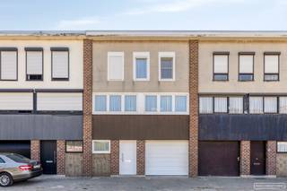 <p>Deze woning biedt heel wat ruimte en werd de voorbije jaren op verschillende vlakken vernieuwd. Met onder meer drie slaapkamers, een inpandige garage, een vernieuwd en volledig geïsoleerd dak en een recente badkamer vormt deze woning een interessante basis voor wie op zoek is naar een praktische gezinswoning.<br /><br />Op het gelijkvloers bevinden zich de <strong>inkomhal</strong>, een <strong>berging </strong>onder de trap, de vernieuwde <strong>badkamer</strong> en een ruime inpandige garage van ca. 23 m² met elektrische poort. Vanuit het gelijkvloers is er toegang tot de <strong>tuin</strong>, waar zich eveneens een <strong>tuinhuis</strong> bevindt. Achteraan de woning werd een luifel voorzien. Een bijkomende troef is het <strong>poortje achteraan de tuin</strong>, waardoor de tuin ook rechtstreeks langs achter toegankelijk is.<br />De eerste verdieping vormt de leefverdieping en omvat de <strong>living</strong>, <strong>eetkamer</strong> en <strong>keuken</strong>. De keuken is uitgerust met een nieuwe kookplaat en oven, een ingebouwde koelkast en een vernieuwde vaatwas. Op deze verdieping zijn bovendien elektrische <strong>rolluiken</strong> aanwezig. Op de tweede verdieping bevinden zich de <strong>drie slaapkamers </strong>waarbij ook deze ramen voorzien zijn van rolluiken.<br /><br />De woning onderging reeds verschillende belangrijke vernieuwingen. Zo werden de badkamer en waterleidingen vernieuwd, zijn er aan de voorzijde nieuwe ramen geplaatst en werd het dak drie jaar geleden volledig vernieuwd en geïsoleerd.<br /><br />Interesse om deze woning aan te kopen? Schrijf je in voor het bezoekmoment op 4 of 9 september<br />Inschrijven kan via onze website op de zwarte knop 'schrijf je in'. Heb je verder vragen? Stel ze via sarah@maesconceptimmo.be.</p>