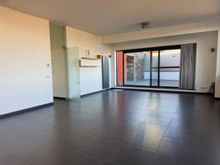 Bienvenue dans ce penthouse au cinquième étage dans le centre de Malines, situé sur la Dijle avec le Vismarkt comme voisin. Emplacement AAA avec vue.Vous pouvez profiter d'une belle terrasse sur le toit (71m²) avec une vue imprenable sur le centre historique de la ville. Il y a un salon spacieux avec de hauts plafonds, suivi d'une cuisine semi-ouverte, d'un hall d'entrée avec un vestibule à 4 portes et des toilettes pour invités. À l'arrière, il y a deux chambres à coucher avec placards et salles de bains attenantes.En outre, l'appartement dispose d'une buanderie et d'une cave.Possibilité de louer une place de parking souterrain.