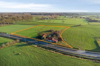 *U N I E K* Verborgen in het idyllische landschap, bevindt zich deze AUTHENTIEKE, TE RENOVEREN HOEVE met diverse BIJGEBOUWEN, omringd door weiland...