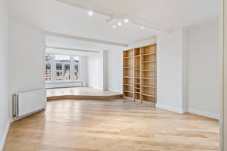 Achter deze imposante gevel met verfijnde art-deco-invloeden schuilt er op de tweede verdieping een royaal appartement dat meteen weet te...