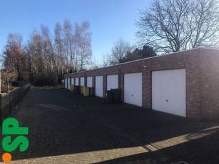 Gemetste garage met witte kantelpoort gelegen achter een appartementsgebouw. De garage is wit geschilderd en voorzien van een betonnen vloer. <br /><br />Mogelijkheid voor stockage of het plaatsen van een gemotoriseerd voertuig.<br /><br />Voor bijkomende inlichtingen of een bezoek ter plaatse kan u steeds vrijblijvend contact opnemen met Immo S|P op het nummer 014/59.10.20. of via info@immosp.be.