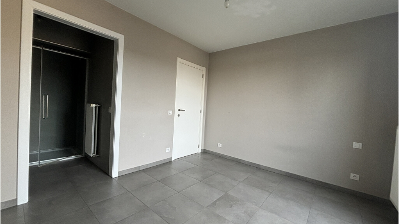 Instapklaar 1-slaapkamerappartement met TERRAS en AUTOSTANDPLAATS te huur in Torhout - foto 5