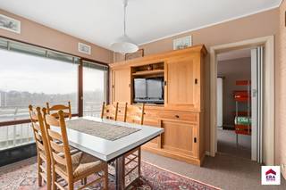 <p>Appartement in het centrum van Oostduinkerke, vlak bij winkels, openbaar vervoer en de toeristische zone.</p>
<p> </p>
<p>Dit appartement op het Europaplein combineert een centrale ligging met een praktische indeling en een aangename woonomgeving. Dankzij de ligging in het hart van Oostduinkerke bevinden winkels, horeca en het openbaar vervoer zich op wandelafstand. De leefruimte geniet van een aangename lichtinval en sluit mooi aan op de eetruimte en keuken. Met een slaapkamer, badkamer en terras vormt dit appartement een interessante keuze als vaste woonst, tweede verblijf of investering aan de kust. Bovendien beschikt het eigendomover een EPC-label C.</p>
<p> </p>
<p>Belangrijkste ruimtes:<br />• Living met aangename lichtinval<br />• Eetkamer aansluitend op de leefruimte<br />• Keuken met praktische indeling<br />• Slaapkamer geschikt voor tweepersoonsbed en kastruimte<br />• Badkamer<br />• Terras</p>
<p> </p>
<p>Troeven:<br />• Centrale ligging in Oostduinkerke<br />• Nabij winkels, openbaar vervoer en de kust<br />• Interessant als vaste woonst of tweede verblijf</p>
<p> </p>
<p>Neem vandaag nog contact op met je ERA-makelaar voor een bezoek.</p>
<p> </p>
<p>JOUW DROOMAPPARTEMENT. ZO GEVONDEN!</p>