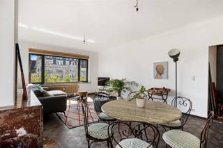 <p><span>ANTWERPEN - Britselei: </span><span>Mooi, karaktervol en zonnig GEMEUBELD hoekappartement met 2 slaapkamers op toplocatie </span></p><p><span> </span></p><p><span>Beleef het bruisende Antwerpse stadsleven op zijn best in dit licht en sfeervol ingericht appartement op de 4° verdieping van een statig gebouw op de gekende Britselei. </span></p><p><span>U leeft hier op wandelafstand van ‘t Zuid en het winkelhart van Antwerpen, een ideale ligging !</span></p><p><span> </span></p><p><span>BESCHRIJVING: </span></p><p><span> </span></p><p><span>Inkomhal op marmeren vloer met meerdere ingemaakte vestiairekasten</span></p><p><span>Aparte kast met wasmachine en droogkast + gastentoilet. </span></p><p><span> </span></p><p><span>Living op parket, met veel lichtinval en ruim groen uitzicht.</span></p><p><span> </span></p><p><span>Volledig geïnstalleerde open keuken met inductie kookplaat, oven, vaatwasser, koelkast en diepvriezer. </span></p><p><span>Luxe werkblad in Carara marmer en vloer in natuursteen. </span></p><p><span> </span></p><p><span>Slaapkamer 1 (ca 15m²) op visgraatparket, met dubbel bed.</span></p><p><span>Slaapkamer 2 (ca 20m²) op parket, met dubbel bed en met grote ingemaakte dressing. </span></p><p><span> </span></p><p><span>Volledig betegelde moderne badkamer met ligbad, lavabomeubel, toilet en handdoekdroger. </span></p><p><span> </span></p><p><span>Kelder.</span></p><p><span> </span></p><p><span>BIJZONDERHEDEN:</span></p><p><span> </span></p><p><span>- Topligging, op een boogscheut van de Wilde Zee, Leopoldstraat, Hopland, Meir en Schuttershofstraat</span></p><p><span>- Volledig ingericht met kwaliteitsvolle meubels </span></p><p><span>- Trendy cafés en restaurants in de omgeving</span></p><p><span>- Karaktervol gebouw </span></p><p><span>- Tram en bus in de straat en makkelijke verbindingen naar snelwegen.</span></p><p><span>- 175€ maandelijkse provisiekosten voor verwarming, water, onderhoud en beheer gemeenschappelijke delen</span></p><p><span>- Beschikbaar 1/11/2026.</span></p><p><span> </span></p><p><span> </span></p>