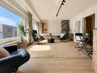Situé dans un emplacement particulièrement avantageux, à proximité immédiate de la Place du Marché et de la plage, cet agréable appartement entièrement rénové vous séduira. Il bénéficie d’un environnement calme tout en offrant une excellente accessibilité grâce à la proximité des commerces, des transports en commun et de diverses commodités.<br /><br />Le vaste hall d’entrée dessert l’ensemble des pièces. La pièce de vie se distingue immédiatement par sa belle luminosité, apportée par les grandes baies vitrées, créant ainsi une atmosphère ouverte et chaleureuse.<br />La cuisine indépendante, attenante au séjour, a été entièrement rénovée et est équipée de tous les appareils nécessaires. Depuis la cuisine, vous accédez également à la terrasse.<br /><br />La salle de bains a été entièrement rénovée et dispose d’un meuble lavabo moderne ainsi que d’une douche à l’italienne contemporaine. Un WC séparé complète l’ensemble et contribue au confort quotidien.<br /><br />L’appartement dispose également de deux chambres à coucher spacieuses.<br /><br />Enfin, des volets roulants électriques sont présents dans l’ensemble de l’appartement, offrant un confort supplémentaire, une occultation optimale ainsi qu’une meilleure intimité.