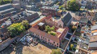 <p><strong>Uniek wonen in het voormalige Clarissenklooster</strong></p><p>In het centrum van Boom krijgt het voormalige Clarissenklooster een bijzondere nieuwe toekomst. <strong>CLARIS</strong> combineert authentiek historisch erfgoed met hedendaags en energiezuinig wooncomfort. Het project omvat 15 karaktervolle kloosterwoningen en 15 moderne nieuwbouwappartementen, samen rond een groene kloostertuin.</p><p>De ruime <strong>kloosterwoningen</strong> tellen 2 tot 3 slaapkamers, met bij verschillende woningen de mogelijkheid om de royale zolder verder in te richten tot <strong>4 of zelfs 5 slaapkamers</strong>.</p><p>Een belangrijke troef: de kloosterwoningen kunnen <strong>onder de geldende voorwaarden aan het verlaagde btw-tarief van 6%</strong> worden aangekocht. Dit kan een aanzienlijk financieel voordeel opleveren.</p><p>De <strong>nieuwbouwappartementen</strong> bieden 1 of 2 slaapkamers, veel natuurlijke lichtinval en ruime terrassen met zicht op de groene kloostertuin. De historische kloostermuur wordt geïntegreerd in de architectuur en geeft ook dit deel van CLARIS een uniek karakter.</p><p>Bovendien hoef je niet lang te wachten op je nieuwe thuis. De kloosterwoningen zijn reeds <strong>ruwbouw-winddicht</strong> en de oplevering is voorzien in het <strong>voorjaar van 2027</strong>. Na het maken van je afwerkingskeuzes komt je intrede dus snel dichterbij.</p><p><strong>Kortom, een unieke combinatie van geschiedenis, ruimte, groen en hedendaags wooncomfort!</strong></p>