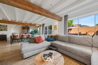 <p>Dit stijlvolle duplexappartement combineert comfort, ruimte en een uitstekende ligging in het hart van Kuurne. Met een bewoonbare oppervlakte van 156 m² en een zonnige tuin van 94 m² met terras en tuinhuis geniet u hier van aangenaam wonen met alle ruimte om te ontspannen, zowel binnen als buiten.</p>
<p>Bij het betreden van het appartement komt u in de inkomhal met praktische ingemaakte kasten. Van hieruit bereikt u de volledig uitgeruste keuken, die naadloos aansluit op de ruime en lichtrijke leefruimte met zithoek, eetplaats en bureauruimte. De grote raampartijen zorgen voor een overvloed aan natuurlijk licht en creëren een directe verbinding met het terras en de tuin.</p>
<p>Op de eerste verdieping bevindt zich de nachthal met ingemaakte dressing, die toegang geeft tot twee ruime slaapkamers, een moderne badkamer en een praktische technische berging.</p>
<p><strong>Indeling en troeven:</strong><br />✅ 156 m² bewoonbare oppervlakte<br />✅ 2 ruime slaapkamers + dressing<br />✅ Zonnige tuin met terras en tuinhuis<br />✅ Kleinschalige residentie met slechts 3 units: extra rust, privacy en beperkte mede-eigendom<br />✅ Centrale ligging nabij winkels, scholen en openbaar vervoer</p>
<p>Dit duplexappartement biedt een unieke combinatie van wooncomfort, ruimte en privacy in een kleinschalige residentie. Een ideale thuis voor wie rustig wil wonen zonder in te boeten aan bereikbaarheid.</p>
<p>Bel ons gerust voor meer informatie of een plaatsbezoek!</p>