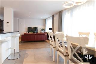 Totaal gerenoveerd gelijkvloers 3 slpk-appartement op een toplocatie. Garagebox optioneel!TROEVEN: * Absolute toplocatie aan het Dusartplein –...