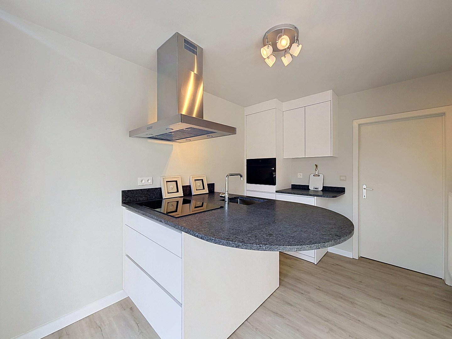GERENOVEERDE RIJWONING MET 4 SLAAPKAMERS IN CENTRUM ZOMERGEM - foto 4