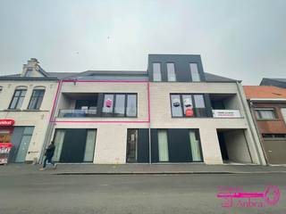 * PRACHTIG appartement op de eerste verdieping met terras en autostaanplaats* Gelegen op de Markt van Ingelmunster* Vlakbij winkels, school en...