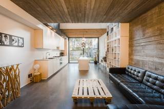 ONDER OPTIE - In het levendige Borgerhout, tussen het Centraal Station en het Moorkensplein, vind je deze hedendaagse architectenwoning. Een...