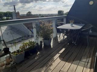 Recent dak-appartement met een bijzonder groot, zuid georiënteerd terras (met een exceptioneel zicht over Gavere).<br />Aangename leefruimte met open keuken, die beiden aansluiten op het brede zonneterras. De hoge ruimtes garanderen het aangename loftgevoel. <br />Eveneens : twee slaapkamers, berging, badkamer met afzonderlijk toilet. <br />Technisch hoogwaardig, met een uitstekende EPC, en o.a. deels zonnewerend glas en privatieve zonnepanelen met een vermogen van 590 Wp.<br /><br />Uitstekende ligging: op 20 m van de vernieuwde Gaverse Markt - dus nabij horeca, winkels, bakkers, Carrefour, ... Eveneens op amper 100 m van het Gaverse mobipunt.<br /><br />Inbegrepen : overdekte staanplaats (ter waarde van 45 euro / maand).<br /><br />Kortom: eigentijds wonen.<br /><br />Vaste kosten (provisie) bedragen 65 euro / maand.
