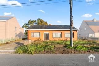 Ben je op zoek naar een woning die je volledig naar eigen smaak kan inrichten en waar je jouw woonideeën tot leven kan brengen? Dan is deze te renoveren woning, gelegen te Soef 129 in Balen, misschien wel iets voor jou!<br /><br />De woning beschikt momenteel over 3 slaapkamers en biedt dankzij de mogelijkheid om de bovenverdieping verder uit te breiden, interessante perspectieven voor wie op zoek is naar extra ruimte. Met de nodige renovatiewerken kan je hier een thuis creëren die volledig aansluit bij jouw wensen en behoeften.<br /><br />Een absolute troef is het ruime perceel van maar liefst 2.854 m², waar je kan genieten van een prachtig groene omgeving. <br /><br />De woning is gelegen in Balen, een aangename gemeente waar je kan genieten van een combinatie van groen, rust en de nodige voorzieningen. Winkels, scholen en andere dagelijkse faciliteiten zijn in de gemeente terug te vinden. Ook voor wie graag wandelt of fietst, biedt de omgeving tal van mogelijkheden om eropuit te trekken.<br /><br /><strong>Troeven:</strong>
<ul><li>Ruim perceel van maar liefst 2.854 m²</li><li>Prachtig groene omgeving</li><li>Te renoveren woning met tal van mogelijkheden</li><li>3 slaapkamers met mogelijkheid tot meer door uitbreiding van de bovenverdieping</li><li>Gelegen in de groene gemeente Balen</li></ul>
<br /><br />Ben je op zoek naar een renovatieproject met potentieel, een ruime groene omgeving en mogelijkheden om jouw eigen woonideeën te realiseren? Dan is deze woning zeker een bezoek waard!