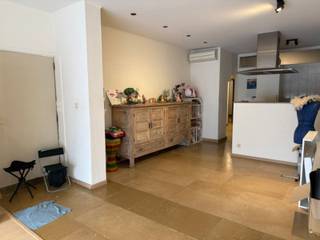 Het appartement beschikt over een ruime en lichtrijke leefruimte met aansluitend een praktische keuken, met frigo en kookplaat. Verder zijn er twee slaapkamers, een badkamer uitgerust met een douche, dubbele lavabo en toilet, evenals een apart gastentoilet. Extra bergruimte vindt u in de private kelder, ideaal voor voorraad of andere spullen. Dankzij de praktische indeling en de ligging op het gelijkvloers is dit appartement geschikt voor wie comfortabel en vlot bereikbaar wil wonen. Huurprijs: 690€ + maandelijkse lasten 30€