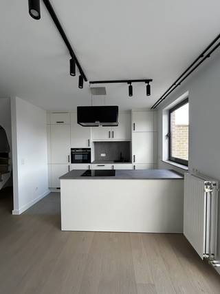 Ben je op zoek naar een instapklaar appartement in Begijnendijk? Dan is dit appartement misschien precies wat je zoekt. Het beschikt over twee comfortabele slaapkamers, een praktische berging in het appartement zelf én extra opbergruimte in de kelder. Achteraan het gebouw zijn er 2 private parkeerplaatsen voorzien. De open leefruimte geniet van veel natuurlijk licht, wat zorgt voor een aangename en huiselijke sfeer.<br /><br />Heb je interesse of wil je graag een bezoek plannen? Neem gerust contact met ons op via dirk@gysemansgroep.be of 016 360 460.<br /><br />Geen extra maandelijkse lasten.