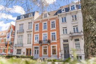 Deze prachtige herenwoning vlakbij de Ezelpoort en de vesten werd volledig gerenoveerd in 2011 met het behoud van zijn originele karakteristieke elementen. <br /><br />Bij binnenkomst in de ruime inkomhal valt het oog direct op de authentieke elementen zoals de originele trap, marmeren vloer en lambrisering. De inkomhal geeft toegang tot de berging en het gastentoilet. De leefruimte is voorzien van massieve parketvloer en hoge plafonds, waardoor een aangenaam ruim gevoel gecreëerd wordt. De tussenruimte doet momenteel dienst als bureau, waarna de prachtige luxueus ingerichte keuken met eethoek uitgeeft op het terras met toegang tot de gezellige stadstuin. <br /><br />Op de eerste verdieping bevindt zich de master bedroom voorzien van ruime dressing en aansluitende badkamer met inloopdouche, bad, dubbele lavabo en toilet. Ook hier is een aangenaam zonneterras met zicht op de Brugse toren een aangename verrassing. <br />Op het tweede verdieping bevinden zich 2 ruime slaapkamers elk voorzien van hun eigen badkamer. Daarnaast beschikt dit verdiep ook over een apart toilet. <br />Op het derde verdiep werd een ruime slaapkamer met eigen badkamer en mezzanine voorzien.<br /><br />Troeven: <br />- Topligging aan de rand van Brugge Centrum met vlotte bereikbaarheid<br />- Luxe-afwerking met oog voor detail<br />- Duurzame en energiezuinige renovatie<br />- 4 slaapkamers met afzonderlijke badkamer<br />- Gezellige stadstuin/terras &amp; dakterras<br />- Volledig onderkelderd<br />- Optioneel: beschikbaarheid parking in de buurt<br /><br />Voor verdere informatie of een vrijblijvend bezoek contacteer Wout op 0475 96 59 38 of mail naar wout@immax.be
