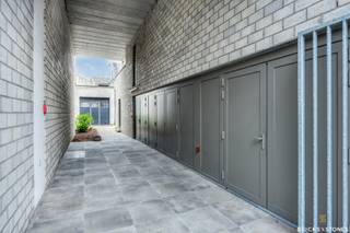 <p>Dit volledig gerenoveerde bedrijfsgebouw (2018) is rustig gelegen in een volledig vergund achtergebouw en biedt tal van mogelijkheden voor professioneel gebruik. Dankzij de doordachte indeling en afzonderlijke voorzieningen leent het pand zich uitstekend voor uiteenlopende activiteiten.<span></span></p>
<p>De ondergrondse verdieping (ca. 127 m²) geniet van opvallend veel natuurlijke lichtinval. Verder beschikt het gebouw over een gelijkvloers (ca. 167 m²), een eerste verdieping (ca. 126 m²) en een tweede verdieping (ca. 119 m²), telkens ingericht als polyvalente ruimte.</p>
<p>Het gelijkvloers, de eerste en de tweede verdieping zijn elk voorzien van een eigen kitchenette en toilet. Daarnaast beschikt iedere bouwlaag over een afzonderlijke warmtebron en eigen energiemeters, wat een flexibel en onafhankelijk gebruik mogelijk maakt.</p>
<p>Op het gelijkvloers bevindt zich bovendien een ruime garage.</p>
<p>De eerste en tweede verdieping zijn momenteel verhuurd, waardoor het gebouw eveneens interessant is voor investeerders die op zoek zijn naar een combinatie van onmiddellijk rendement en eigen gebruik.</p>
<p>Dankzij de veelzijdige indeling is dit pand uitermate geschikt voor kantoren, een groepspraktijk, showroom, polyvalente activiteiten of opslag.</p>
