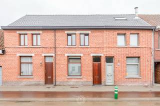 Net buiten het centrum van Sint-Niklaas, vindt u deze charmante woning met een bijzonder aangename ligging. U woont hier rustig en licht landelijk, terwijl winkels, scholen en verbindingswegen zich op korte afstand bevinden.<br /><br />De woning beschikt over een verrassend ruime leefruimte met veel lichtinval en voldoende plaats voor een comfortabele zithoek en eetgedeelte. De aansluitende keuken kijkt uit op het zuidgerichte terras en de tuin, wat zorgt voor een fijne connectie met buiten.<br /><br />Verder omvat de woning twee slaapkamers, een badkamer met douche en een praktische bergzolder die extra opslagruimte biedt.<br />Buiten geniet u van een zonnig terras en een aangename tuin — ideaal om te ontspannen, te tuinieren of gezellig te tafelen tijdens mooie dagen.<br />Een interessante opportuniteit voor wie rustig wil wonen nabij Sint-Niklaas, met een goede bereikbaarheid en een fijne buitenruimte als extra troef.<br />Wenst u deze woning te bezichtigen, neem dan gerust contact op via thomas@claves.be of telefonisch op 04 72 65 12 35.