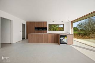 Ontdek deze exclusieve, moderne nieuwbouwvilla op een royaal perceel van meer dan 40 are, gelegen in het groene Rijmenam, op de grens met Boortmeerbeek.<br />Geniet achteraan van een prachtig, vrij uitzicht over agrarisch gebied, ideaal voor dierenliefhebbers of voor wie houdt van rust, ruimte en een groene omgeving.<br /><br />Deze energieneutrale en toekomstgerichte villa wordt opgeleverd bij akte (± 4 maanden) en is uitgerust met verschillende moderne technieken zoals geothermie met vloerverwarming en -koeling. De villa wordt volledig afgewerkt met duurzame en hoogwaardige materialen voor een uiterst luxueuze uitstraling. Ook de tuin zal worden aangelegd, zodat u meteen zorgeloos kunt intrekken.<br /><br />Ontdek deze villa nu al via de grondplannen en video’s op onze website: www.imovastgoed.be<br />Alle vermelde prijzen zijn exclusief btw (21% op de constructie, 12% op de grondwaarde).<br />Inclusief BTW €1.443.150,00<br /><br />Voor meer informatie of een bezoek kunt u ons steeds contacteren op het nummer 015/21.21.21 of via olivier.lievens@imovastgoed.be.<br />En als u zich afvraagt wat uw eigen woning waard is, neem dan gerust contact op voor een gratis waardebepaling.