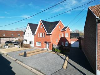 <u><strong>Ruime halfopen bebouwing in rustige buurt te Werm – Onderstraat 7, Bilzen-Hoeselt</strong></u><br /><br />Op een rustige en aangename ligging in het landelijke Werm, een deelgemeente van Bilzen-Hoeselt, vinden we deze ruime halfopen bebouwing (HOB) terug. De buurt wordt gekenmerkt door haar kindvriendelijk karakter, vlotte bereikbaarheid en de nabijheid van scholen, winkels en verbindingswegen. Hier woon je rustig, met alle dagelijkse voorzieningen binnen handbereik en een vlotte verbinding naar Bilzen en omliggende gemeenten.<br /><br /><strong>Indeling van de woning</strong><br />We betreden de woning via de inkomhal met vestiaire, die toegang biedt tot de ruime en lichtrijke leefruimte. Vooraan bevindt zich een zithoek aan de sierhaard, die momenteel ingericht is als bureauruimte. Aansluitend komen we in de eethoek, die naadloos overloopt in een tweede zithoek. Dankzij de dakkoepel geniet deze ruimte van een aangename lichtinval en een open, ruimtelijk gevoel.<br /><br />Naast de zithoek bevindt zich een extra kamer, ideaal als vierde slaapkamer, hobbyruimte of bureau. Momenteel wordt deze ruimte gebruikt als speelkamer.<br />De open keuken is uitgerust met alle nodige toestellen, waaronder een gaskookplaat, en biedt directe toegang tot de ruime, afgesloten tuin – perfect voor gezinnen en tuinliefhebbers.<br /><br /><strong>Op het gelijkvloers vinden we verder:</strong>
<ul>
<li>Een ruimte met aansluitingen voor een mogelijke badkamer</li>
<li>Een praktisch washok met aansluitingen voor wasmachine en droogkast</li>
<li>Een gastentoilet</li>
<li>Een inpandige garage met elektrische poort</li>
</ul>
Op de eerste verdieping zijn er drie slaapkamers waarvan één momenteel ingericht is als dressing en twee als volwaardige slaapkamers. De badkamer is uitgerust met een douche, wasmeubel en een tweede toilet.<br /><br />Daarnaast beschikt de woning over:
<ul>
<li>Een ruime zolderverdieping met potentieel voor woonuitbreiding (momenteel opbergzolder)</li>
<li>Twee extra zolderbergingen aan de andere zijde van de woning</li>
<li>Een kleine kelder op niveau -1</li>
</ul>
<strong>Buitenruimte</strong><br />De volledig afgesloten tuin met een oppervlakte van 9 are 95 ca biedt rust, privacy en voldoende ruimte voor ontspanning. Bovendien zijn er extra opbergmogelijkheden voor tuinmateriaal.<br /><br /><strong>Extra troeven</strong>
<ul>
<li>Ruime en functionele woning</li>
<li>EPC C – geen renovatieplicht</li>
<li>3 airco’s</li>
<li>Elektriciteit conform</li>
<li>Veel bergruimte en uitbreidingsmogelijkheden</li>
</ul>
Wens jij deze ruime woning te bezichtigen? Aarzel niet en neem contact met ons op, wij helpen je graag verder!<br /><br /><strong>Tel.: 0032(0)485 97 49 28<br />E-mail: info@co-realestate.be</strong>