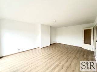 Lichtrijk appartement met terras te koop. Super leuk dakappartement met twee slaapkamers, terras en verschillende bergingen. Gelegen in de Mechelse binnenstad vlakbij winkels, restaurants, ... biedt dit appartement tal van mogelijkheden en is het de ideale uitvalsbasis.<br /><br />Indeling: via de trap of lift kom je binnen in dit gezellige appartement. De inkomhal met apart toilet, vestiaire- en twee bergkasten leidt u naar de ruime en lichtrijke living met toegang tot het zonnige terras. De keuken met veel opbergruimte geeft ook rechtstreekse toegang tot het terras. Deze geeft prachtige vergezichten over de gemeenschappelijke tuin en panoramisch uitzicht over centrum Mechelen. Verder is er een badkamer met ligbad (verstelbare douchekop), lavabo en 2 lichtrijke slaapkamers.<br />Geriefelijk, ruim appartement met zonnig terras en meerdere ingemaakte kasten. Er is ook een handige kelderberging.<br /><br />Concreet: fantastisch gelegen dakappartement voor wie centraal wil wonen en alles bij de hand wil hebben. <br />Goed gelegen met goede bereikbaarheid van Brussel en Antwerpen via de E19 en toch in het centrum. <br />Zonnig terras met mooi vergezicht om gezellig te genieten van de buitenlucht.<br />Kortom: super leuk appartement om zelf te wonen of als investering.<br /><br />Aarzel niet en contacteer ons via de advertentie op onze website ImmoSIR.be, via mail info@immosir.be of bel ons op 015 65 50 05.