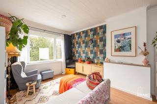 <p><strong>Gezellig en lichtrijk appartement in kleinschalig gebouw</strong></p><p>Welkom in dit gezellige appartement op de tweede verdieping van een kleinschalig en goed onderhouden gebouw. Dankzij de zuidgerichte living geniet je hier van een aangename lichtinval en een warm woongevoel doorheen de dag.</p><p>De lichtrijke living vormt het hart van het appartement en biedt voldoende ruimte voor een gezellige zithoek en eetplaats. Aansluitend bevindt zich de keuken, praktisch ingericht en voorzien van het nodige comfort.</p><p> </p><p></p><p>De badkamer beschikt over een raam, wat zorgt voor natuurlijke verluchting. Ze is uitgerust met een ligbad, toilet en lavabomeubel.</p><p>De slaapkamer is noordgericht, waardoor deze ook tijdens warme zomerdagen aangenaam fris blijft. Dat maakt de ruimte ideaal als rustige en comfortabele slaapplaats.</p><p> </p><p></p><p><strong>Locatie</strong></p><p>Het appartement is gunstig gelegen nabij openbaar vervoer, scholen en winkels. Ook de belangrijkste uitvalswegen zijn vlot bereikbaar, waaronder de A12 richting Brussel en Antwerpen. Zo woon je hier rustig in een kleinschalige residentie, met alle dagelijkse voorzieningen binnen handbereik.</p><p> </p><p></p><p><strong>TROEVEN</strong></p><p>+ Lichtrijke, zuidgerichte living</p><p>+ Keuken voorzien van het nodige comfort</p><p>+ Badkamer met raam en ligbad</p><p>+ Noordgerichte slaapkamer, fris in de zomer</p><p>+ Kleinschalig en goed onderhouden gebouw</p><p>+ EPC-label B en elektriciteit conform AREI</p><p> </p><p>Stedenbouwkundig uittreksel in aanvraag.</p>
