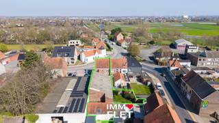 Ruime woning te Rijksweg met zijdelingse toegang naar het magazijn via de Stationsstraat; Indeling, stevig gebouwde woonst met 272 m² bewoonbare vloeroppervlakte: inkom, woonkamer met salon en eetplaats, ingerichte keuken met alle comfort, kelder, badkamer met toilet, wastafel en ligbad; Boven: nachthal, 4 ruime kamers; Vaste trap naar grote inrichtbare en reeds geïsoleerde zolder; De woning heeft vooraan een aparte doorgang om rechtstreeks met fiets en boodschappen richting achtergelegen koer/ stadstuintje te gaan; Er is nog een stookruimte/ berging en nog een berging waar 2 bovengrondse stookolietanken staan; Overal dubbele beglazing met rolluiken, centrale verwarming op stookolie; Epc 392/ D; Vanuit de koer is een deur naar het achtergelegen magazijn van 194 m² met mooie vrije hoogte (21,32m diep x 9,09m breed) plus nog een lichtrijk bijgebouw met zadeldak en twee veluxen van 50m²; Vanuit het magazijn is een grote schuifpoort naar een binnenkoer met groenzone en uitweg langs de Stationsstraat; Gelegen in (Gemengd)Woongebied; Beschikbaar: bij akte na betaling; Info en bezoek: info@elet.immo;