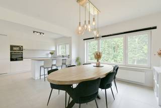 Op zoek naar een ruim en instapklaar appartement mét garage in Sint-Niklaas? Dan is deze opportuniteit zeker een bezoek waard!<br /><br />Dit volledig afgewerkt appartement bevindt zich op de 1e verdieping in een kleinschalige residentie. Het is tevens gelegen in een zeer rustige straat met veel parkeermogelijkheden. Bovendien is de garage inbegrepen in de prijs.<br /><br />Het appartement werd in 2019 volledig gerenoveerd en afgewerkt met oog voor kwaliteit en comfort. Dankzij de grote raampartijen geniet de open leefruimte van een overvloed aan natuurlijk licht. De stijlvolle vloer loopt naadloos door in alle ruimtes en zorgt voor een moderne, harmonieuze uitstraling.<br /><br />De keuken is volledig uitgerust met kwalitatieve toestellen en beschikt over een extra werkblad. Verder vindt u een apart gastentoilet en een moderne badkamer met inloop-/regendouche, een lavabomeubel en de nodige aansluitingen voor een wasmachine en droogkast.<br /><br />Aan de rustige achterzijde van het appartement bevinden zich drie slaapkamers. Vanuit het appartement heeft u bovendien toegang tot een gezellig, zuidgericht terras met buitenberging, waar u in alle rust van de zon kunt genieten.<br /><br />Troeven:<br />- Garage inbegrepen in de prijs<br />- 3-dubbele beglazing<br />- Vernieuwd dak <br />- Elektrische rolluiken <br />- Conform verklaarde elektriciteit<br />- Asbestvrij <br />- Gunstig EPC<br /><br />Interesse?<br />Plan vandaag nog uw bezoek en ontdek zelf de troeven van dit appartement. <br />Contacteer ons via info@immo-jet.be of bel ons voor meer informatie.