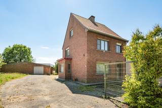 TE KOOP: toffe goedgelegen halfopen bebouwing met 180 m²!<br /><br />Deze toffe halfopen bebouwing is bijzonder centraal gelegen in Zulte-Olsene, aan de Kasteelstraat 2, en biedt een verrassend ruime woonoppervlakte met tal van mogelijkheden voor wie op zoek is naar een woning met potentieel.<br /><br />Via de inkomhal betreedt u de woning, waar u op het gelijkvloers een leefruimte met zithoek terugvindt, aansluitend op de keuken. Verder is er een extra ruimte die perfect kan dienen als bureel of slaapkamer op het gelijkvloers, evenals een praktische wasplaats/berging met cv-installatie. Op de eerste verdieping bevindt zich de nachthal die toegang geeft tot drie volwaardige slaapkamers.<br /><br />De woning beschikt bovendien over een kelder onder de inkomhal en een zolder die zich uitstrekt over de volledige woning, wat extra opslag- of uitbreidingsmogelijkheden biedt.<br />Buiten geniet u van een ruime tuin met een totale oppervlakte van ca. 1.466 m². <br /><br />Een extra troef is de aanwezige aparte loods van maar liefst 15 meter op 12 meter, ideaal voor opslag, hobby of professioneel gebruik.<br /><br />Troeven van deze woning: <br />- centrale ligging in Zulte-Olsene, (één van de mooiste straten van Zulte)<br />- ruime bewoonbare oppervlakte van ca. 257 m² <br />- groot perceel met tal van mogelijkheden <br />- aanwezigheid van kelder en zolder <br />- aparte loods met veel potentieel (ideaal voor zelfstandigen of mensen op zoek naar opslagruimte)<br /><br />EPC: 343 kWh/m² jaar – energielabel D<br /><br />Een interessante opportuniteit voor wie op zoek is naar een project met ruimte, ligging en mogelijkheden!<br /><br />Interesse? Neem gerust contact op via charlotte@immobeguin.be voor meer informatie of een bezoek.