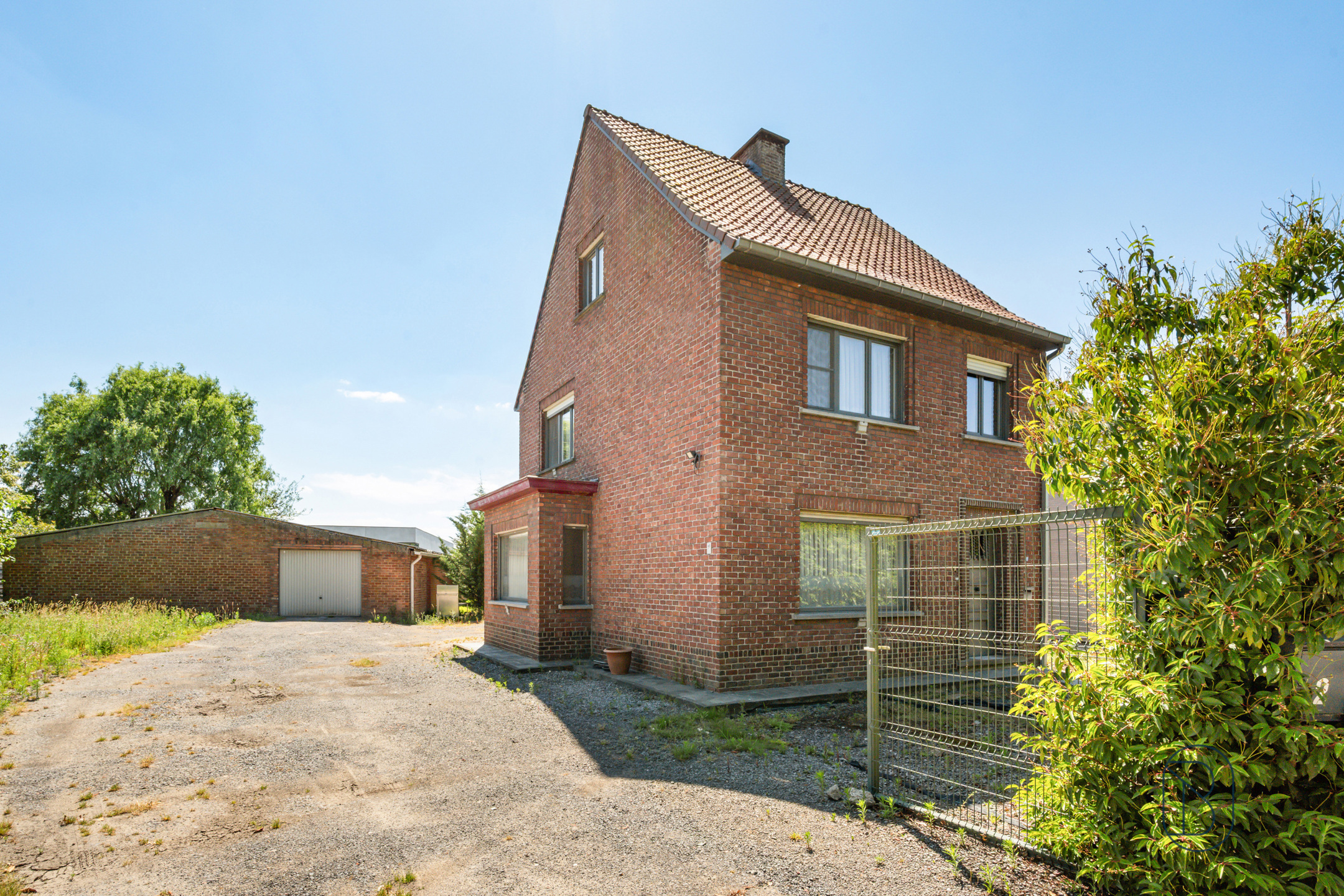 Toffe goedgelegen halfopen bebouwing met loods van 180m²! - foto 1