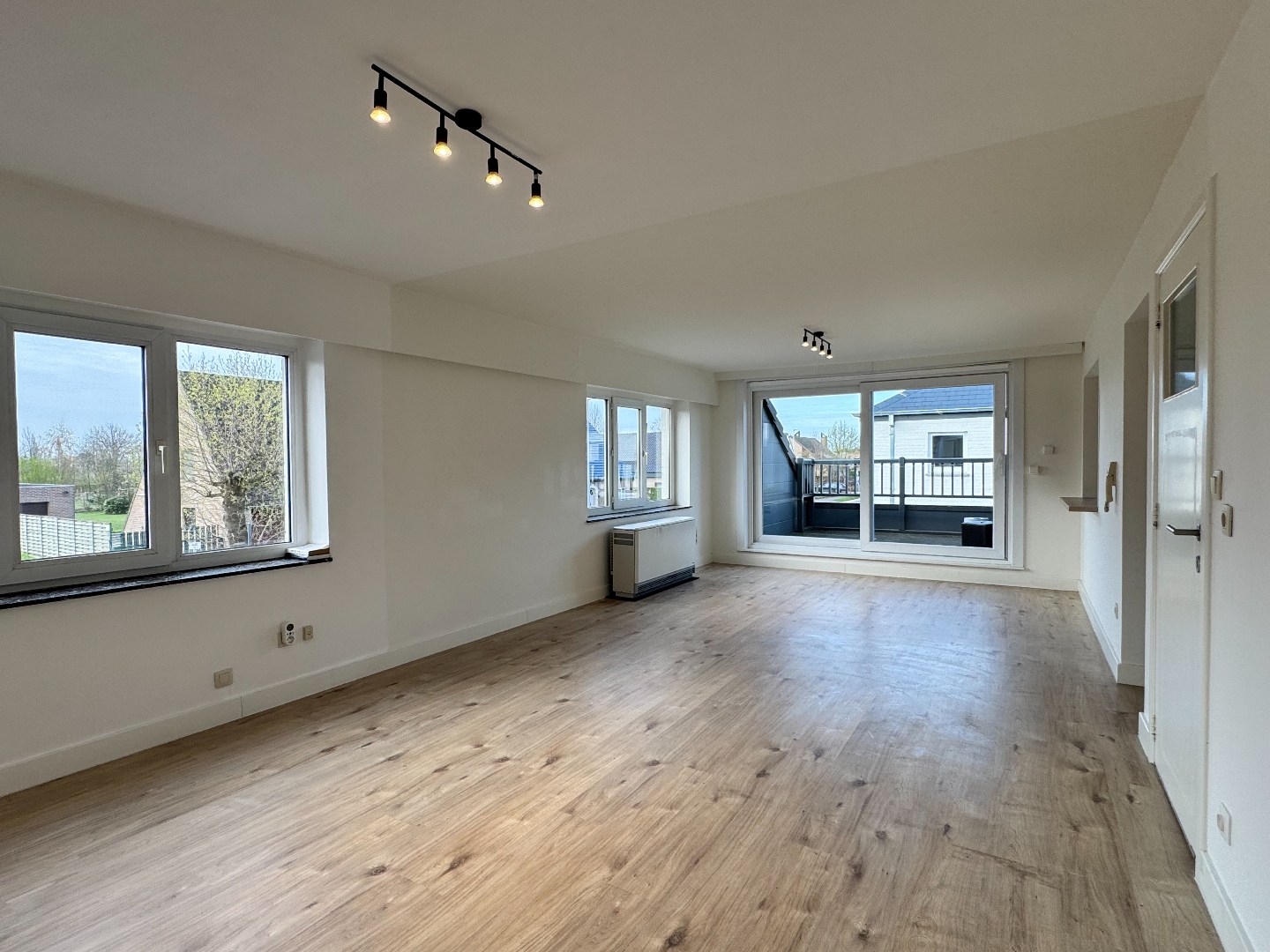 Verzorgd appartement met 2 slaapkamers en garage. - foto 1