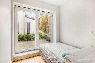 <span><strong>**Vraag uw brochure op/bezoek aan**</strong></span><br /><br />Op een steenworp van het centrum van Leuven kan je dit opbrengstpand met 5 vernieuwde studio's terugvinden. We bevinden ons dus in de begeerde omgeving van Gasthuisberg en ook een vlotte bereikbaarheid met het openbaar vervoer en een aansluiting op tal van verbindingswegen. Kortom zitten we op een toplocatie met allerlei faciliteiten in de buurt!<br /><br />Alle studio's zijn bemeubeld en beschikken over een volledig geïnstalleerde keuken, privatieve badkamer en enkele beschikken over een privatieve buitenruimte. Kortom, deze studio's bieden alles voor jong professionals en studenten op zoek naar een comfortabele woonplek op de stadsgrens.<br /><br />UNIT 00.01: Studio gelijkvloerse verdieping (25,85 m2), privatieve keuken, badkamer, aparte slaapruimte en privatief terras.<br />UNIT 00.02: Studio gelijkvloerse verdieping (28,63 m2) achterzijde, privatieve keuken, badkamer en privatief terras.<br />UNIT 00.03: Studio gelijkvloerse verdieping (23,76 m2) achterzijde, privatieve keuken, badkamer, aparte slaapruimte en privatief terras met uitzicht op groen.<br />UNIT 01.01: Studio eerste verdieping (25,66 m2), privatieve keuken, badkamer en aparte slaapkamer.<br />UNIT 02.01: Studio tweede verdieping (22,31 m2), privatieve keuken, badkamer en aparte slaapkamer. <br /><br /><span><strong>Op zoek naar een investering met onmiddellijk rendement? Dan ben je hier op het juiste adre</strong></span>s!<br /><br /><span><strong>Interesse? Vraag je brochure op en plan uw bezoek in met onze Expert Investeringsvastgoed: jack@connect-immo.be of 0495 53 46 49</strong></span><br /><br />EPC 00.01: 30 kWh/m² - 3535116<br />EPC 00.02: 49 kWh/m² - 3535173<br />EPC 00.03: 26 kWh/m² - 3535383<br />EPC 01.01: -12 kWh/m² - 3535253<br />EPC 02.01: 14 kWh/m² - 3535220