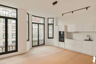 <p>Wonen in het <strong>hart van Antwerpen</strong>, met alles binnen handbereik. De <strong>Plantin en Moretuslei</strong> combineert stedelijke levendigheid met een uitstekende verbinding naar het centrum en de belangrijkste invalswegen. Winkels, horeca en <strong>openbaar vervoer</strong> liggen op wandelafstand, voor wie volop van de stad wil genieten.</p>
<p>Het appartement is volledig gerenoveerd in <strong>2026</strong> en bevindt zich in een verzorgd gebouw van vijf verdiepingen. Met <strong>91 m²</strong> biedt het een royale indeling: een indrukwekkende <strong>leefruimte van 41 m²</strong>, een moderne <strong>witte keuken</strong> met inductievuur, twee <strong>slaapkamers</strong> (11 en 11 m²) en een aparte <strong>bureau</strong> die perfect dienst doet als thuiswerkplek of hobbyruimte.<br /><br />De zuidgerichte gevel zorgt voor een warme, natuurlijke lichtinval die het interieur ten volle tot zijn recht laat komen. <strong>Nieuw parket</strong>, een wit-met-zwart kleurenpalet en een strakke keuken geven dit appartement een frisse en tijdloze uitstraling. Instapklaar, comfortabel en op een locatie waar de stad voor uw deur ligt.</p>