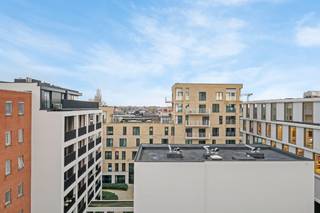 Roeselare-stadskern. PENTHOUSE op 6de verdieping aan het Coninckplein gelegen, met 2 slaapkamers, ochtendterras en avondterras. Een pareltje met unieke ligging !<br /><br />Dit is een startprijs / vanafprijs, ieder bod boven deze prijs zal worden voorgelegd aan de eigenaars ter bespreking.<br /><br />Residentie Pieter de Coninck is een verozrgde plaats om te wonen. alles op wandelafstand. <br />Aan het Coninckplein, het Moermanpark, 't station en de winkelstraten en de markt. <br /><br />U kan dit prachtig verzorgd appartement aantreffen op het 6de. Lichtrijk, verzorgd en zeer degelijk gebouwd.<br />2 terrassen. Ochtendzon met zicht op de kerk en verzichten op Beveren en Rumbeke.<br />Avondterras met zicht op Hooglede, het Bel-Ford, de stadskern en in de verte Torhout en meer<br />U kan hier letterlijk wegdromen en genieten van de wisselende siezoenen.<br />Het is uitzonderlijk om hier te vertoeven.<br /><br />+/- 90m2 appartement & 155m2 terras<br /><br />Inkomhal, ruime leefruimte met aansluitend een iets miinder recente keuken. Verder 2 slaapkamers, badkamer, toilet en berging.<br />Er is tevens ruimte voor eigen smaak en opfrissingswerken zodat je hier echt thuis mag voelen.<br /><br />Autostaanplaats 5 gelegen op het gelijkvloerse kan extra aangekocht worden :12.000 Euro<br />Berging kelder 6 in inbegrepen.<br /><br />Deze penthouse is een unieke kans op topligging pal in het centrum van Roeselare, bel ons nu 051/62 40 40 en maak uw afspraak.<br />
