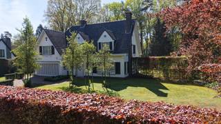 Aan een rustige, groene straat in het gegeerde Schilde vinden we deze klassieke villa op een breed perceel van 40 meter. De woning ademt ruimte,...