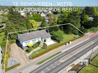 <h2><span>BLAUWEZATERDAG 19/09 TSS 13U EN 15U IS IEDEREEN WELKOM!! KOM KIJKEN.  </span></h2><p><span> </span></p><p><span>GELIJKVLOERSWONING IN TESSENDERLO MET UITSTEKENDE POTENTIEEL</span></p><p><span> </span></p><p><span>Deze charmante gezinswoning bevindt zich op Baalberg in Tessenderlo en beschikt over 4 slaapkamers, een ruime bruikbare kelder, 2 garages en een leeftuimte met veel lichtinval.</span></p><p><span> </span></p><p><span>BUITENAANZICHT EN GRONDOPPERVLAK</span></p><p><span> </span></p><p><span>Het pand beschikt over een indrukwekkend perceel van 1260 m², voorzien van een aangename groene tuin aan de zuidzijde. Een ruim terras aan de achterkant en zijkant van de woning en voldoende parkeerruimte langs de woning.</span></p><p><span> </span></p><p><span>INDELING EN LEEFRUIMTEN</span></p><p><span> </span></p><p><span>Met een totale bruikbare vloeroppervlakte van 340 m² beschikt de woning over vier ruime slaapkamers, verdeeld over het pand. De leefgedeelten zijn voorzien van karakteristieke houten balkenplafonds met natuurlijke afwerkingen die warmte en elegantie uitstralen. Op het gelijkvloers bevinden zich 3 slaapkamers, badkamer met ligbad, gastentoilet, keuken en ruime lichtrijke leeftruimte.</span></p><p><span>Op de benedenverdieping is nog een 4 slaapkamer, een tweede badkamer met douche, twee inpandige garages die ook kunnen omgevormd worden tot multifunctionele bruikbare ruimtes gezien ze daglicht hebben. Een ruime kelderruimte zonder daglicht maar wel bruikbaar.</span></p><p><span> </span></p><p><span> </span></p><p><span>LIGGING EN OMGEVING</span></p><p><span> </span></p><p><span>De woning is gelegen in een rustige omgeving, perfect voor gezinnen of vrijberoepers die extra ruimte aan de woning zoeken. Door de hoger ligging straalt deze witte villa extra cachet uit.</span></p><p><span> </span></p><p><span>Een eigendom met potentieel voor diegenen die waarde hechten aan ruimte, ligging en praktische indeling.</span></p><p><span> </span></p><p><span>Bel Immo Diest 013/31.25.22, wij helpen u verder met de glimlach.</span><span> </span></p>
