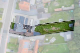 <u><strong>Troeven</strong></u>
<ul>
	<li>Gegeerde en residentiële ligging aan de rand van Hasselt</li>
	<li>Ruim perceel met een aangename achtertuin</li>
	<li>Volledig instapklare woning</li>
	<li>Ruime leefruimtes met aangenaam zicht op de tuin</li>
	<li>Extra potentieel op de ruime zolderverdieping</li>
</ul>
<strong><u>Ligging</u></strong><br /><br />Deze uitstekend onderhouden gezinswoning is gelegen op een ruim perceel in een gegeerde en residentiële omgeving aan de rand van Hasselt. Een rustige woonomgeving wordt hier gecombineerd met een uitstekende bereikbaarheid en een vlotte verbinding met de stad.<br />Zowel het centrum van Kuringen als het bruisende stadscentrum van Hasselt zijn in amper een tiental minuten met de fiets bereikbaar. Voor wie graag geniet van de natuur, liggen het Albertkanaal en het uitgestrekte natuurgebied tussen Kuringen en Zonhoven vlakbij. De omgeving van De Wijers, met haar bossen, weilanden en prachtige fiets- en wandelroutes, vormt dan ook een ideale plek voor ontspanning in de buitenlucht.<br />Ook op vlak van mobiliteit is de ligging bijzonder interessant. Via de verbindingsweg Hasselt-Eindhoven bereik je snel de belangrijkste invalswegen en ook de op- en afrit van de E313 in Kuringen bevindt zich op korte afstand.<br /><br /><strong><u>Indeling</u></strong><br /><br />Deze traditionele, maar volledig instapklare gezinswoning biedt heel wat ruimte en mogelijkheden. Doorheen de jaren werd de woning steeds aangepast en onderhouden, zodat ze vandaag voldoet aan het hedendaagse wooncomfort.<br />Op het gelijkvloers kom je binnen via de inkomhal, die toegang geeft tot de ruime en open leefruimte met een gezellige woonkamer en eetkamer. Aansluitend bevindt zich de bijzonder ruime en volledig geïnstalleerde keuken, die naast een praktische inrichting ook plaats biedt aan een aparte eet- en zithoek. Dankzij de grote raampartijen geniet je vanuit de keuken van een aangenaam zicht op het terras en de ruime achtertuin.<br />Verder vinden we op het gelijkvloers nog een badkamer, een apart toilet en een afzonderlijke cv-ruimte. Een kelder is ook aanwezig.<br />De eerste verdieping omvat een nachthal en vier afzonderlijke kamers, waardoor je hier volledig vrij bent in de invulling. Zo kan je bijvoorbeeld kiezen voor drie slaapkamers en een dressing. Een andere mogelijkheid is een combinatie van twee slaapkamers, een praktische thuiswerkplek en een extra badkamer, zoals weergegeven in de simulatie.<br />De ruime zolderverdieping biedt vervolgens nog heel wat extra potentieel. Mits de nodige inrichting kan hier bijvoorbeeld een volwaardige master bedroom worden gecreëerd, eventueel met een dressing, zithoek en afzonderlijk slaapgedeelte.<br />Deze woning combineert vandaag comfort en ruimte met een interessante ligging én biedt tegelijk de nodige flexibiliteit om de verschillende ruimtes volledig af te stemmen op jouw eigen woonwensen.