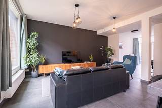 Nieuwbouw appartement gelegen in het ‘Groen Kwartier’. Deze autovrije wijk is voorzien van stadsfietsen, verschillende parkjes en tal van toffe horeca, zoals Pakt. <br /><br />Het appartement is gelegen op het gelijkvloers met eigen inkomdeur. Er is een aparte inkomhal die plaats genoeg biedt om een vestiairekast te plaatsen. Verder kom je in de woonruimte. Hierin staat een open keuken die volledige is uitgerust. De woonkamer biedt ruimte genoeg om een ruime zithoek te voorzien. Het appartement beschikt over twee slaapkamers. De master bedroom is ruim genoeg voor een dubbel bed en grote kledingkast. De tweede slaapkamer is open en is ideaal als home office of logeerkamer. Beide slaapkamers geven toegang tot de stadstuin. Verder in het appartement ligt de badkamer. Deze is voorzien van een ruime inloopdouche en dubbele lavabo. Het toilet is apart. Als laatste is er nog een berging voorzien. Hier bevindt zich een aansluiting voor een wasmachine.<br />In het gebouw is een gemeenschappelijke fietsenberging voorzien. <br /><br />Ondergrondse autostaanplaats (aan Paradeplein) bij te huren aan 120 euro per maand, verplicht. <br />Het pand is beschikbaar vanaf 1 november.<br />Maandelijkse kosten: 60 euro<br />EPC: 82 kWh/m²